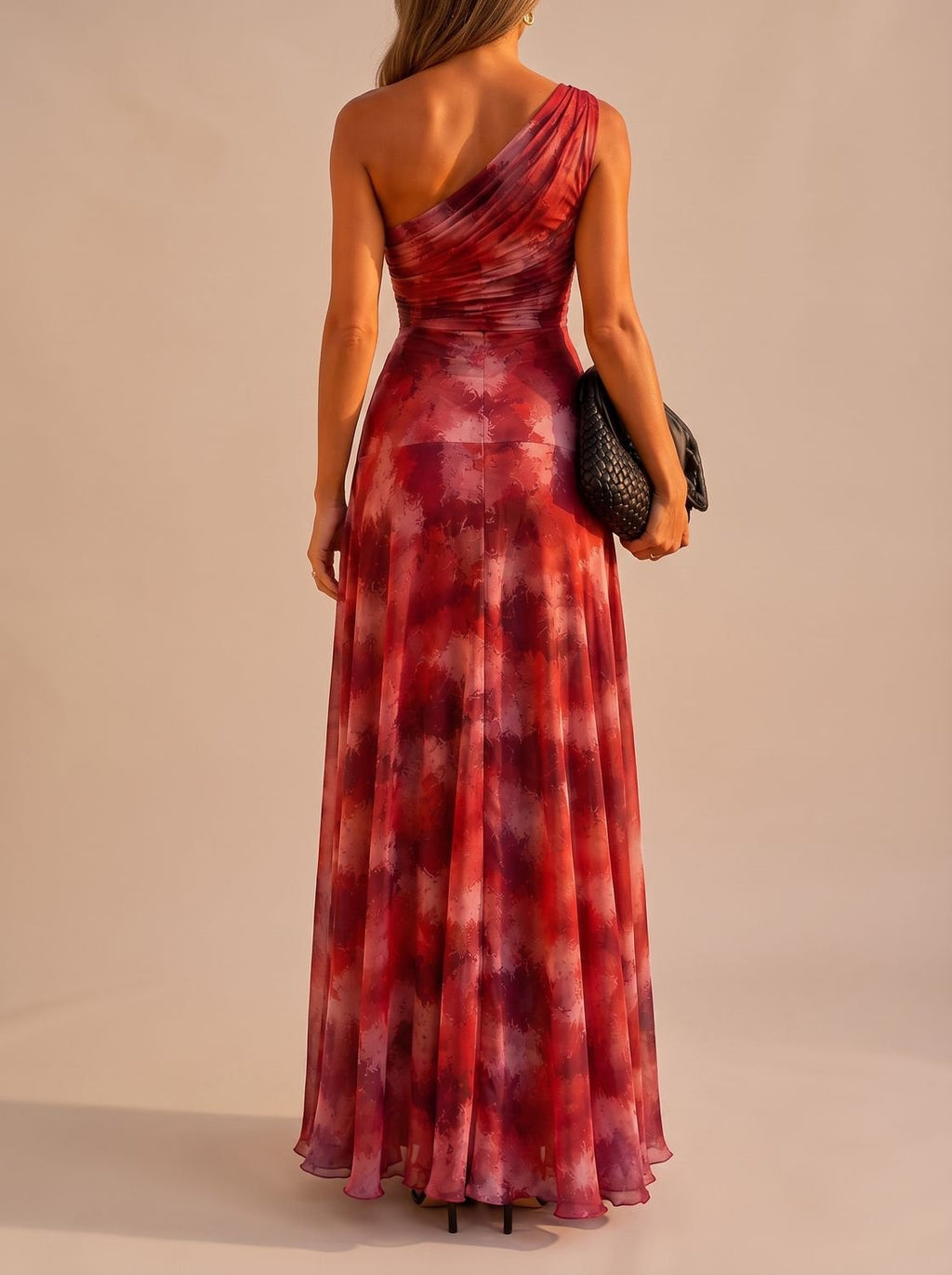 Vestido maxi fluido con escote asimétrico ideal para bodas y eventos