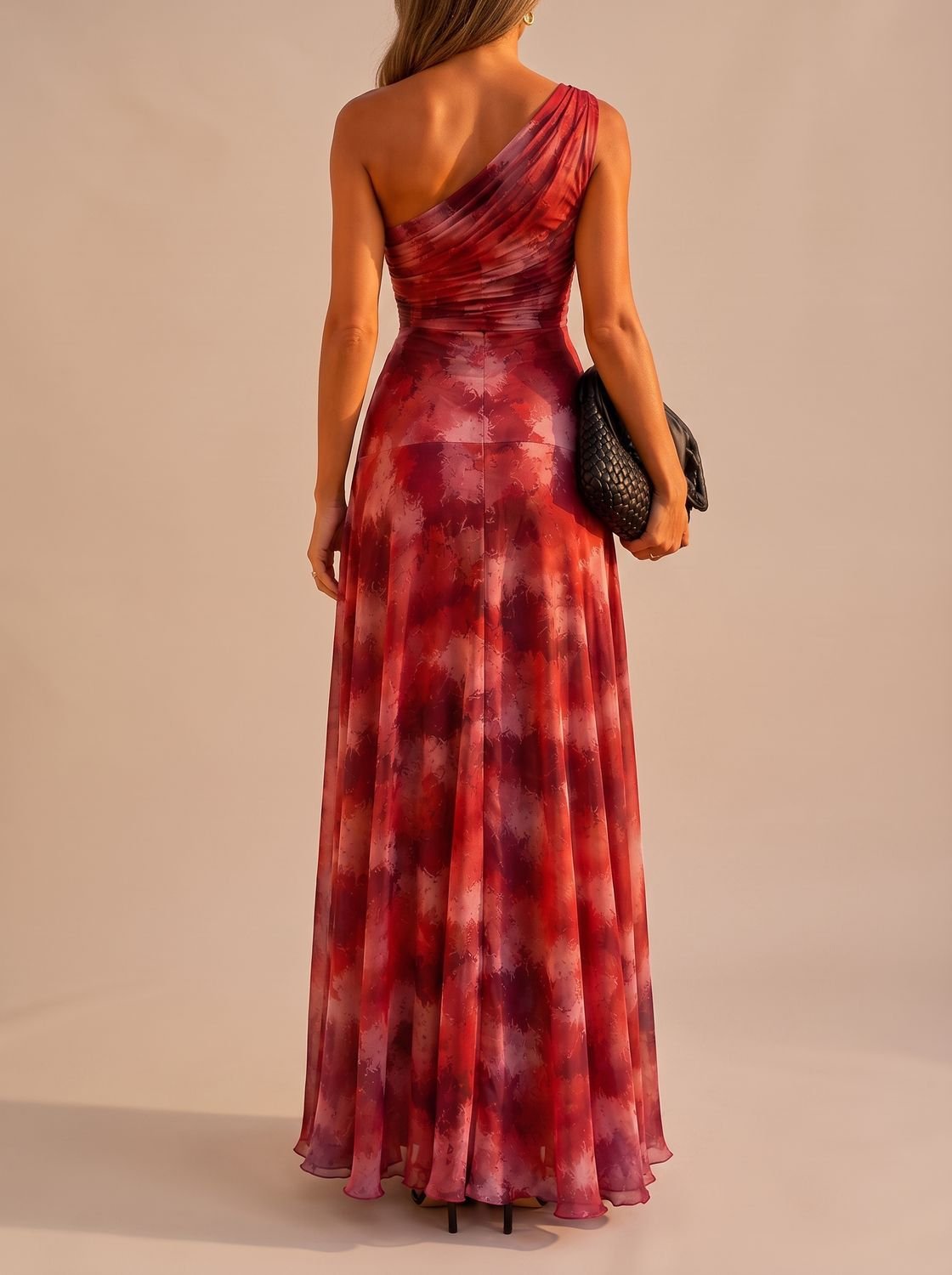 Vestido maxi fluido con escote asimétrico ideal para bodas y eventos
