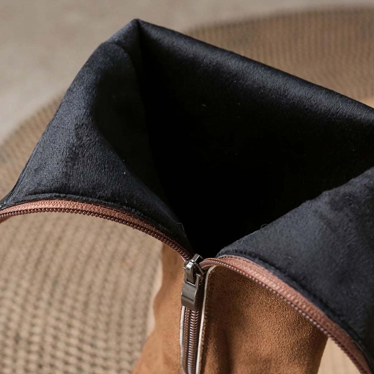 Botas altas de mujer sobre fondo neutro mostrando la silueta completa