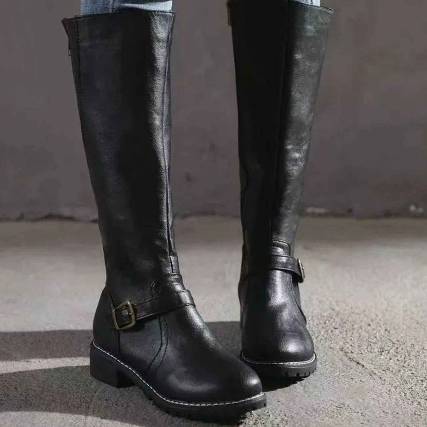 Bota ortopédica hasta la rodilla en ambiente casual de otoño