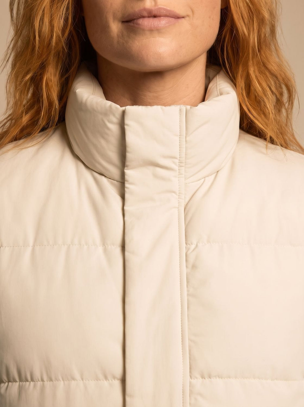Detalle del cuello alto tipo cisne del chaleco acolchado SOLMIRA FROST