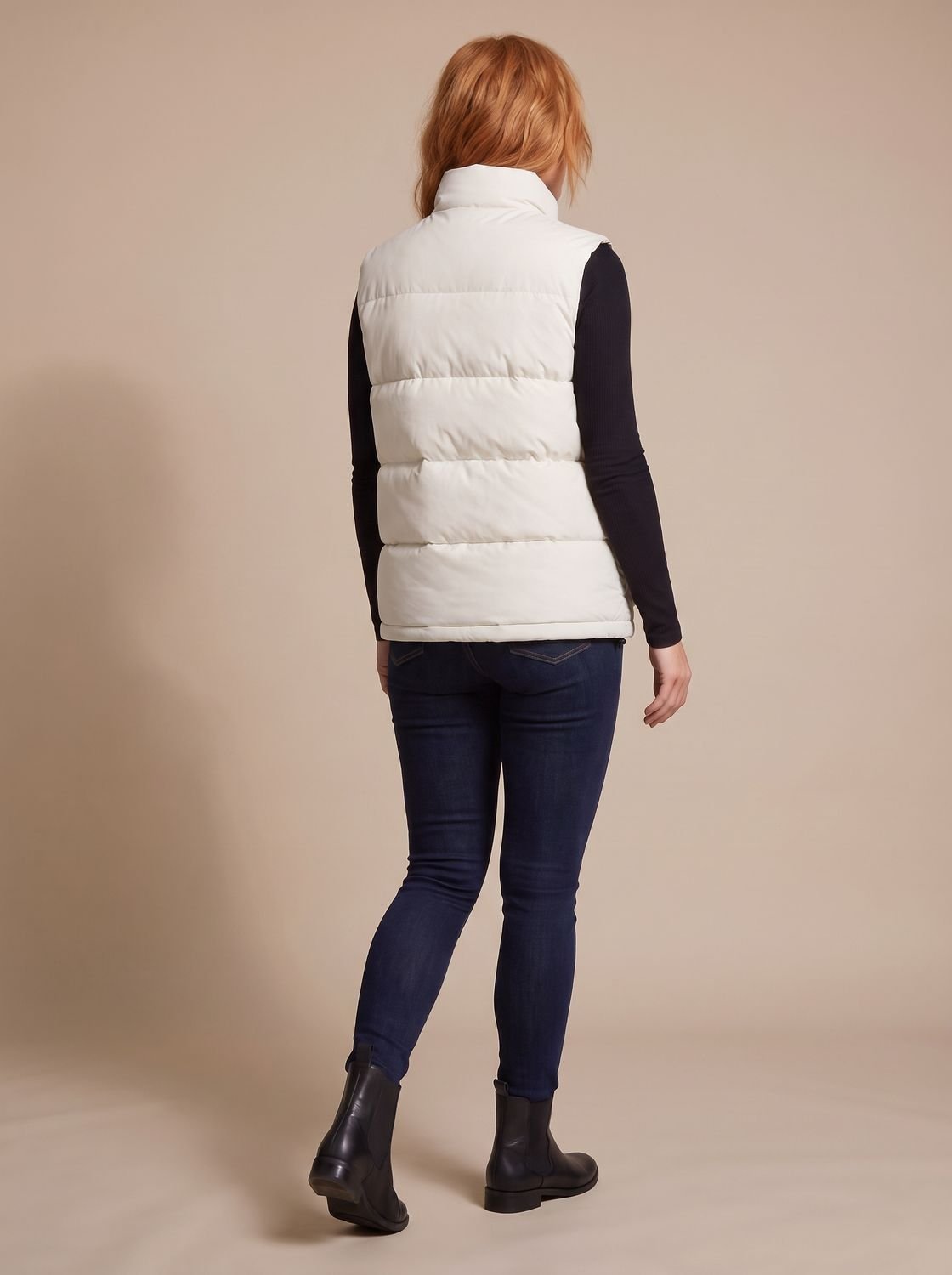 Chaleco acolchado SOLMIRA FROST en negro combinado con jersey de manga larga