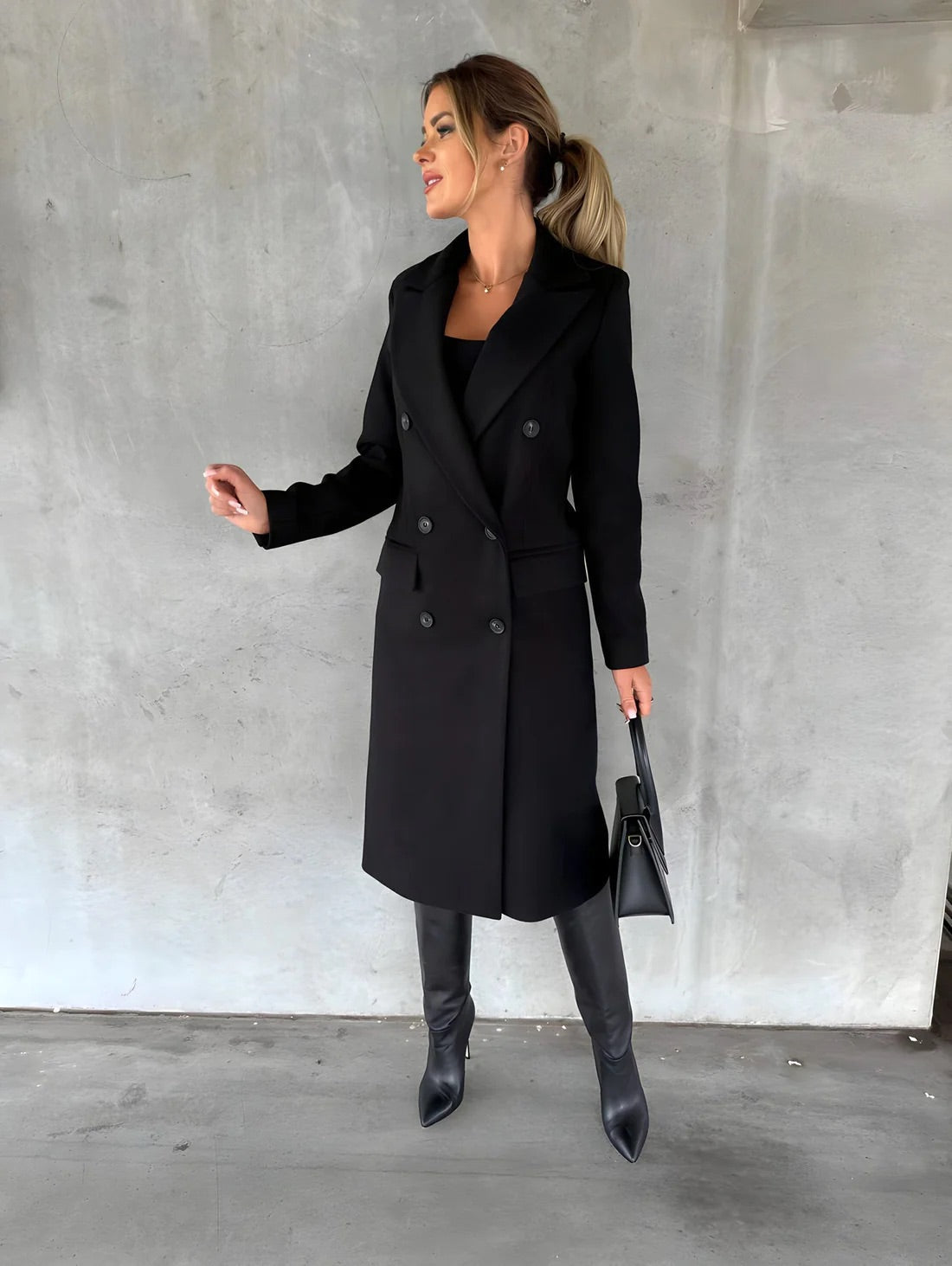Modelo luciendo el abrigo casual Aitana en ambiente urbano