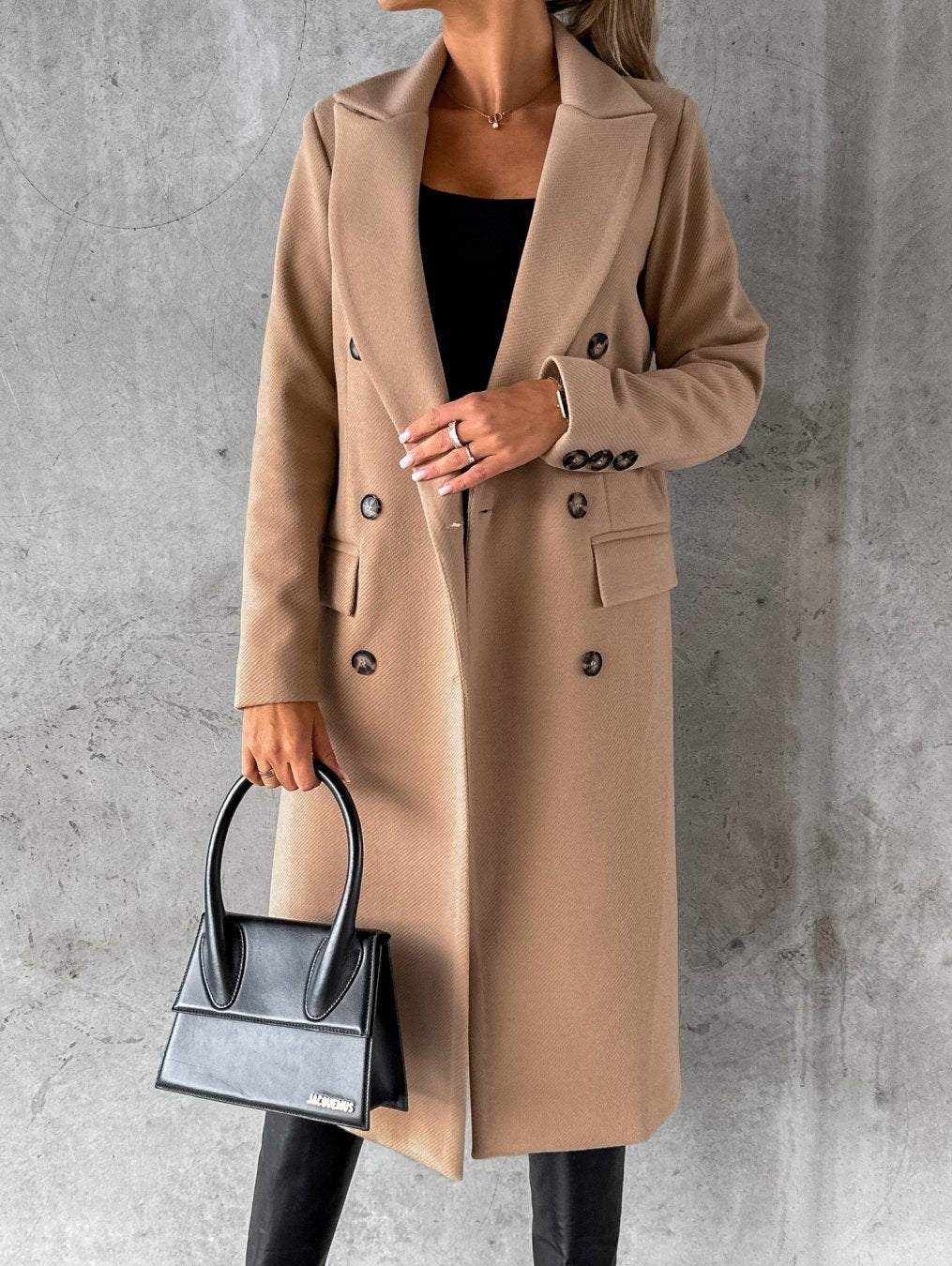 Abrigo Aitana combinado con look de oficina
