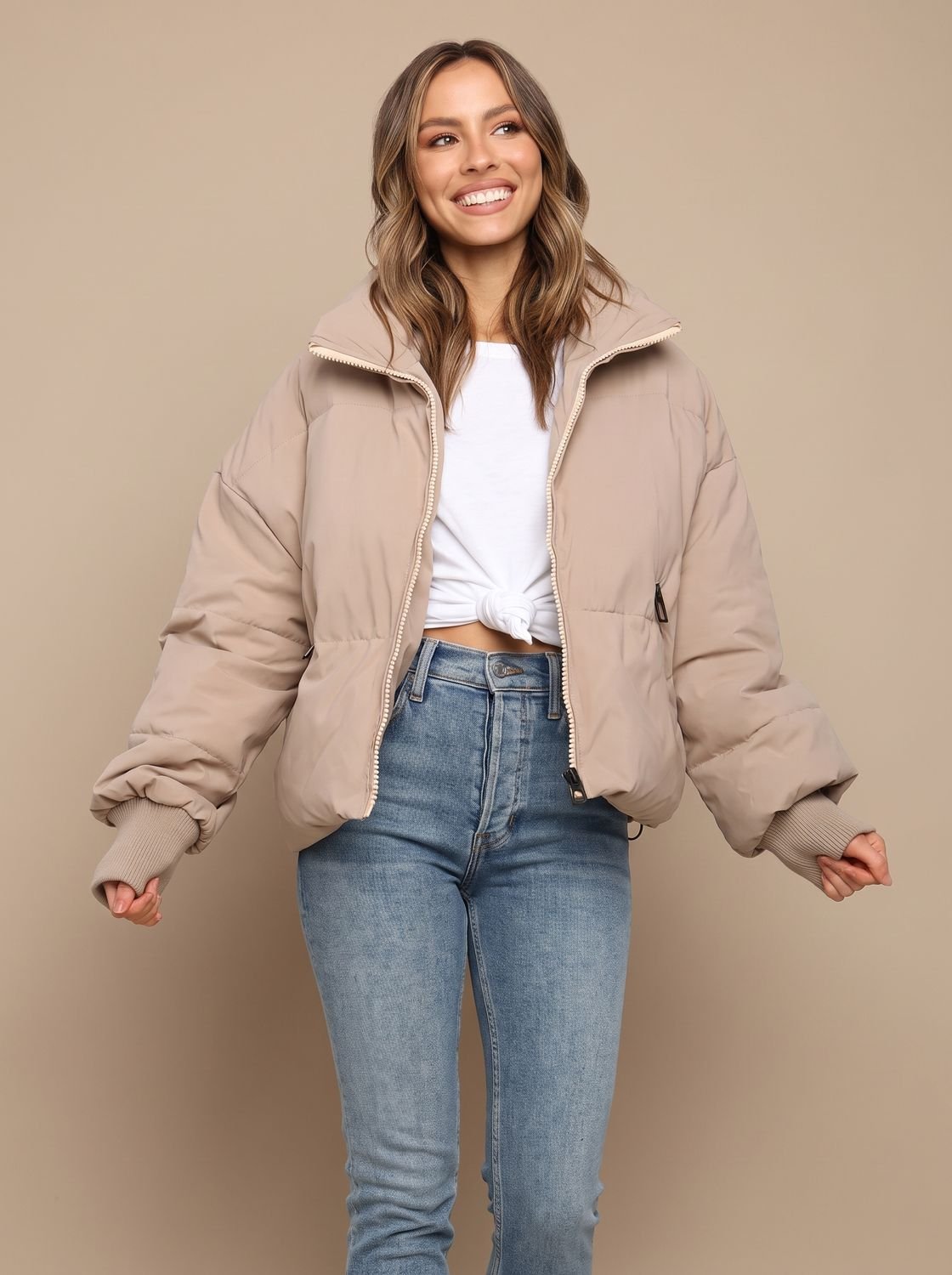 Cazadora acolchada oversize de mujer con cuello alto, vista frontal completa