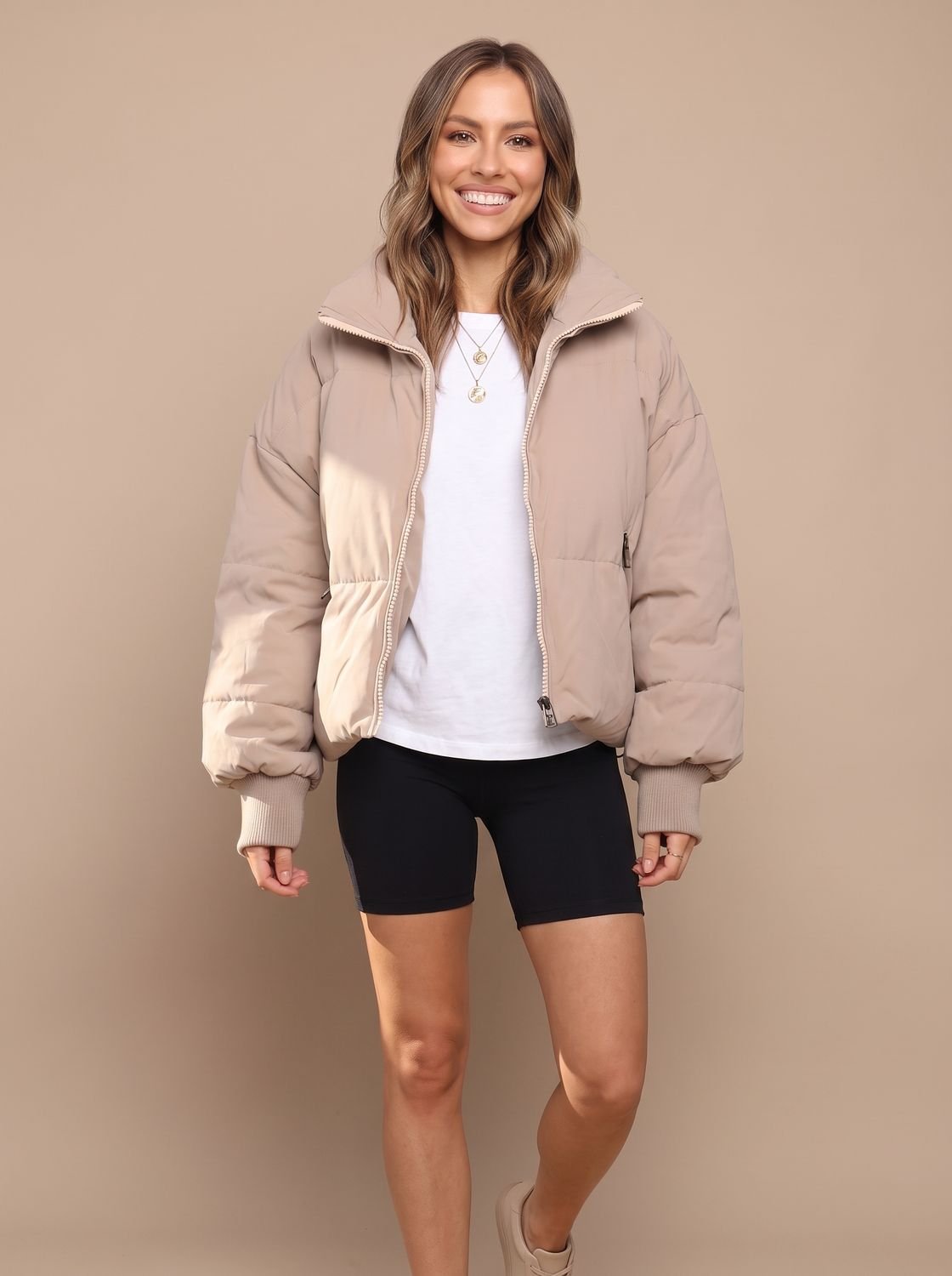 Vista trasera de la cazadora acolchada oversize para mujer