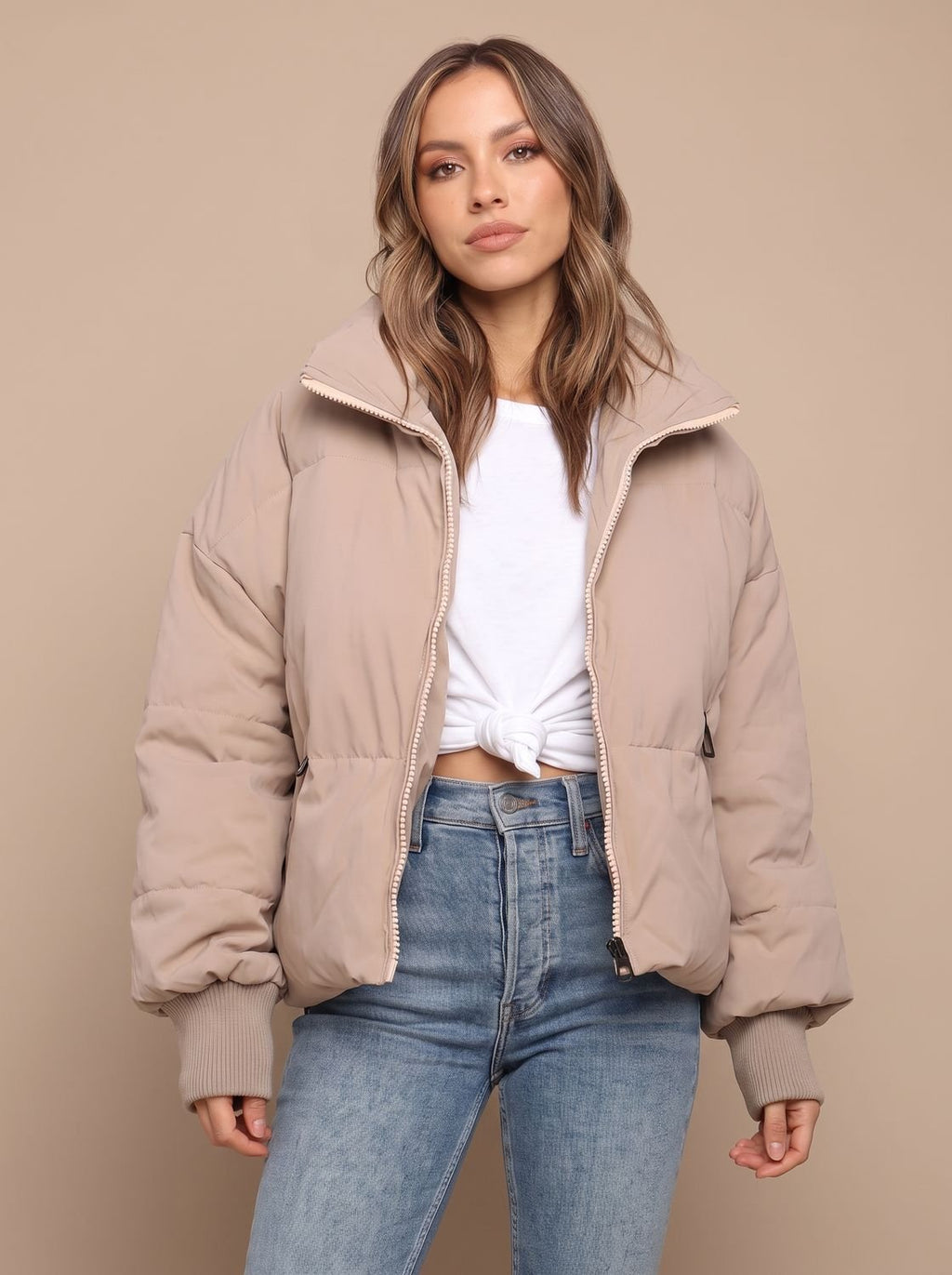 Detalle del cuello alto de la cazadora acolchada para mujer