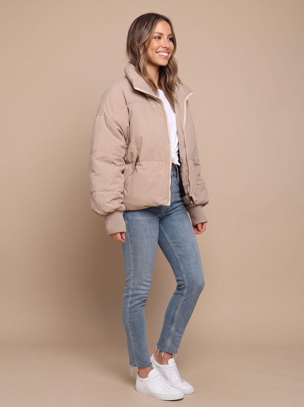 Cazadora acolchada oversize combinada con vaqueros para look casual