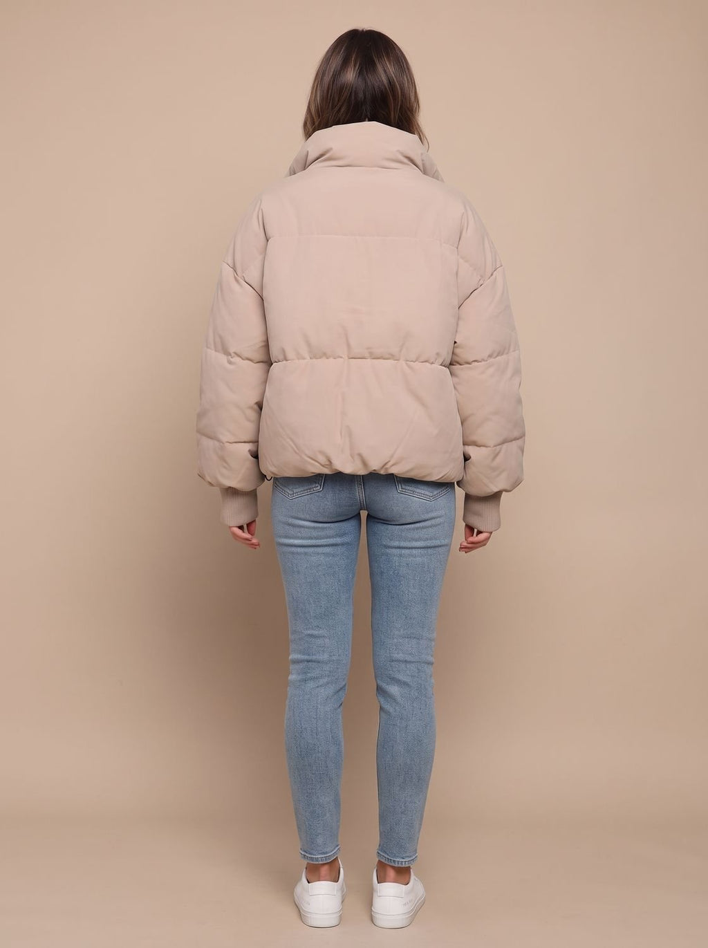 Detalle de la silueta oversize de la cazadora de invierno