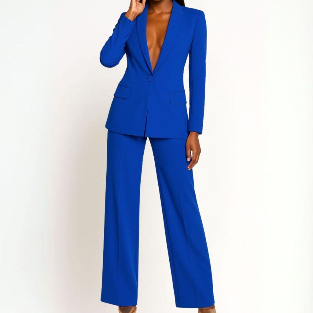 Mujer con conjunto Valentina de blazer larga y pantalón ancho en look de oficina