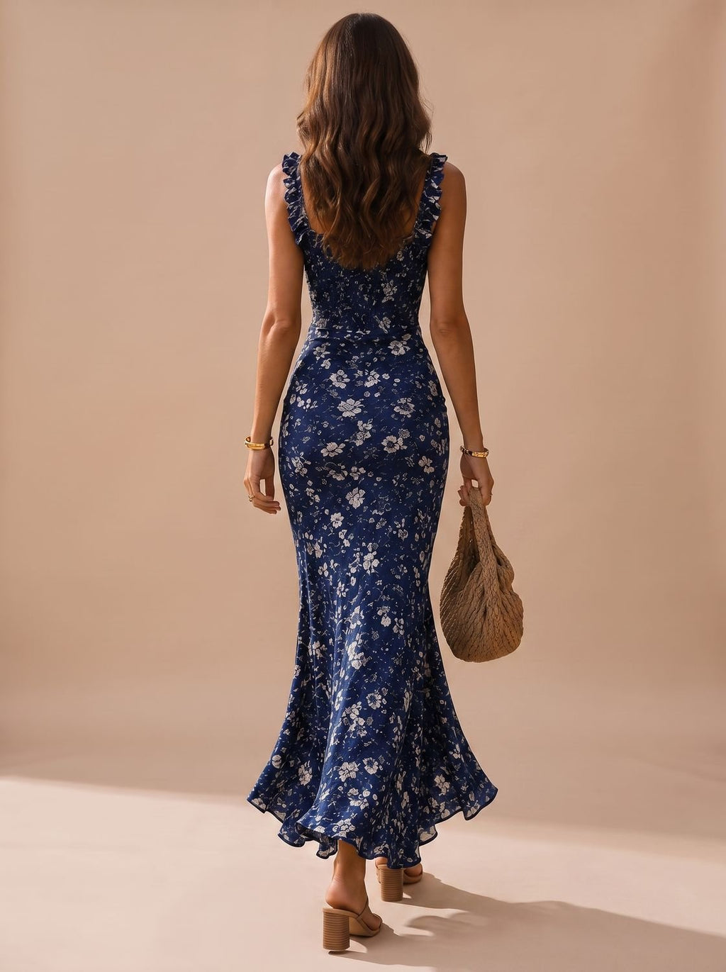 Vista lateral del vestido maxi boho con abertura y estampado floral