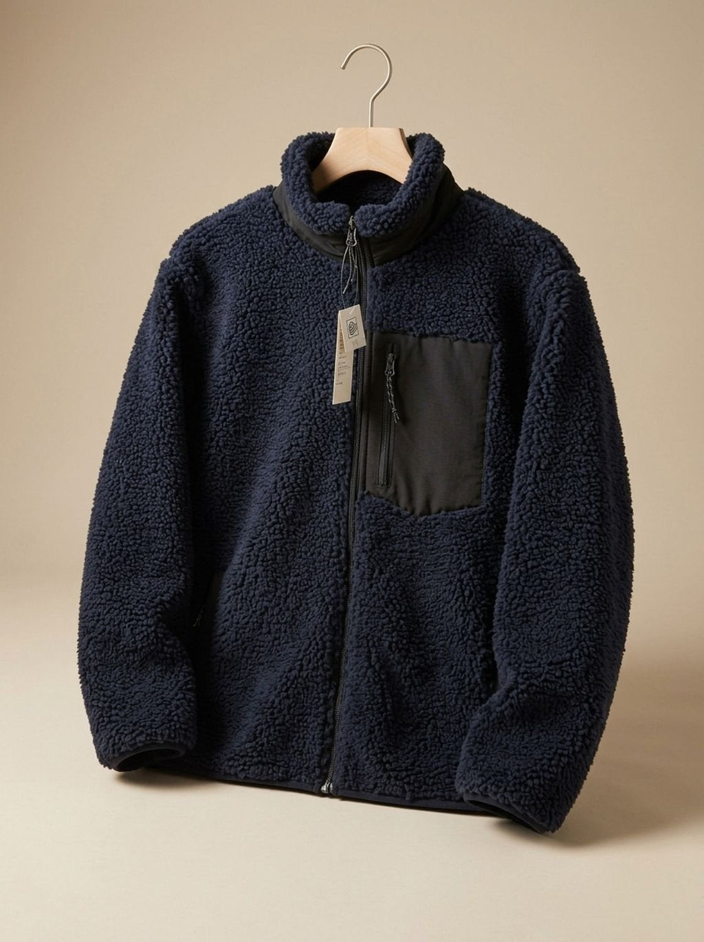 Mujer con chaqueta sherpa combinada con sudadera y vaqueros