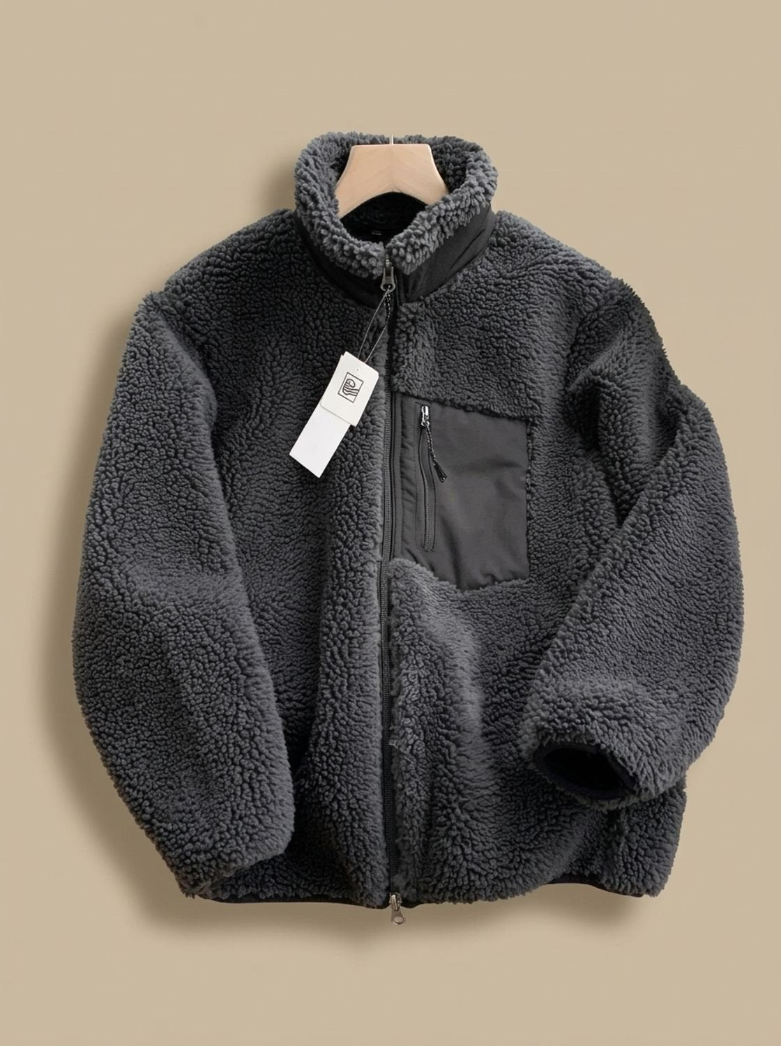 Vista frontal de la chaqueta sherpa con cremallera completa