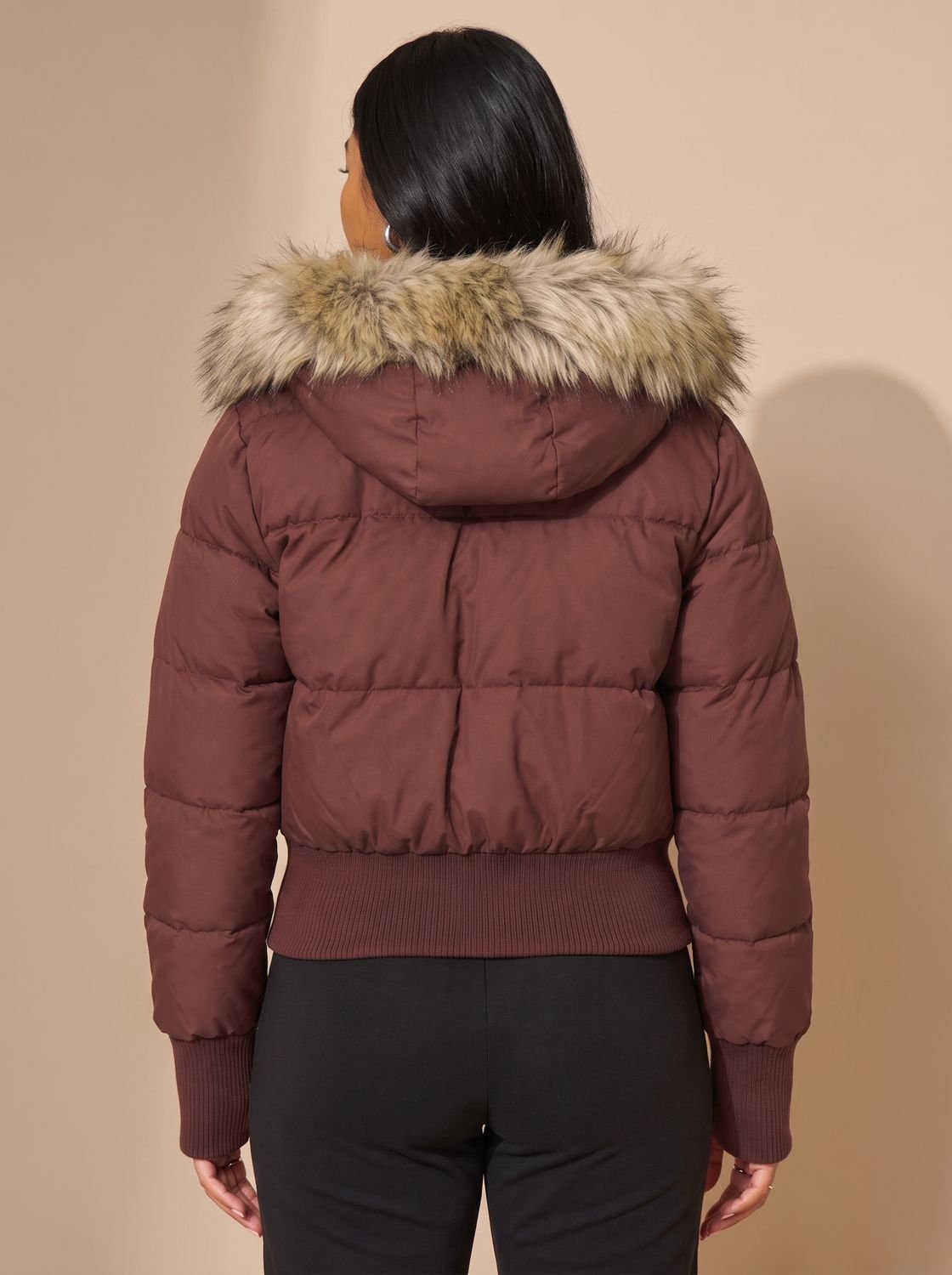 Detalle del acolchado con costuras de la cazadora de invierno