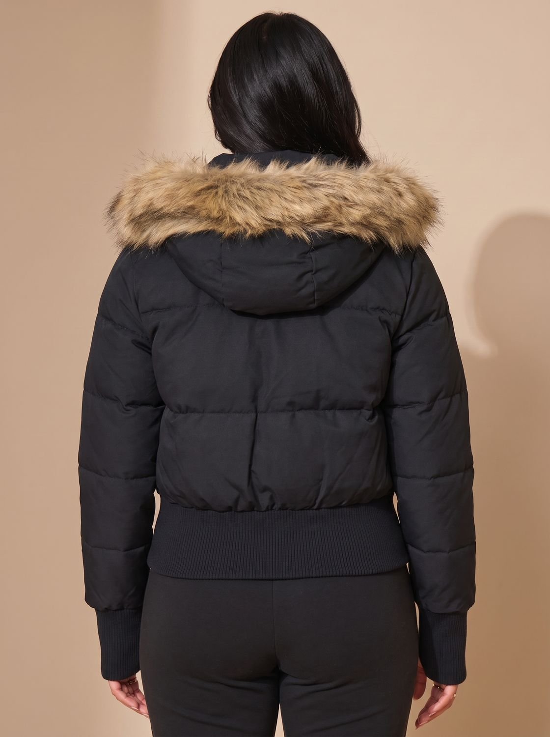 Cazadora acolchada corta en color negro para mujer