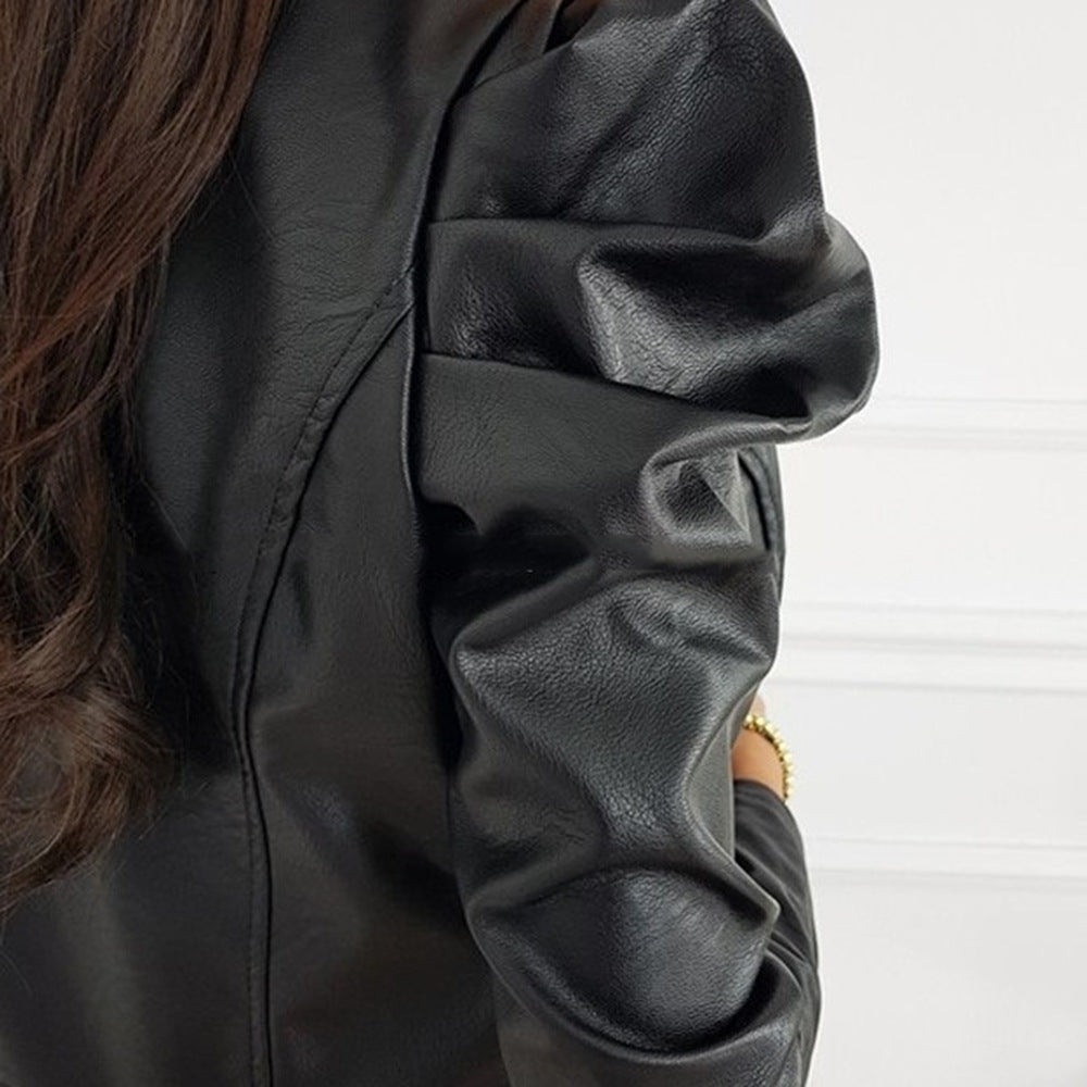 Mujer luciendo la chaqueta de cuero negra plisada en look urbano