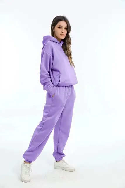 Conjunto completo de chándal oversize doblado sobre superficie plana