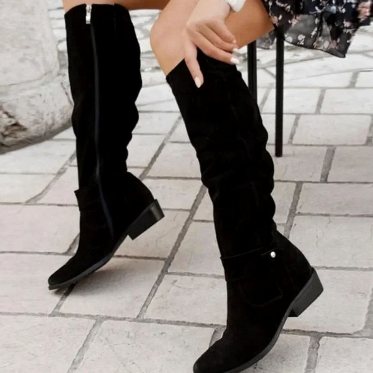 Botas SUNDREN combinadas con look casual de jeans ajustados