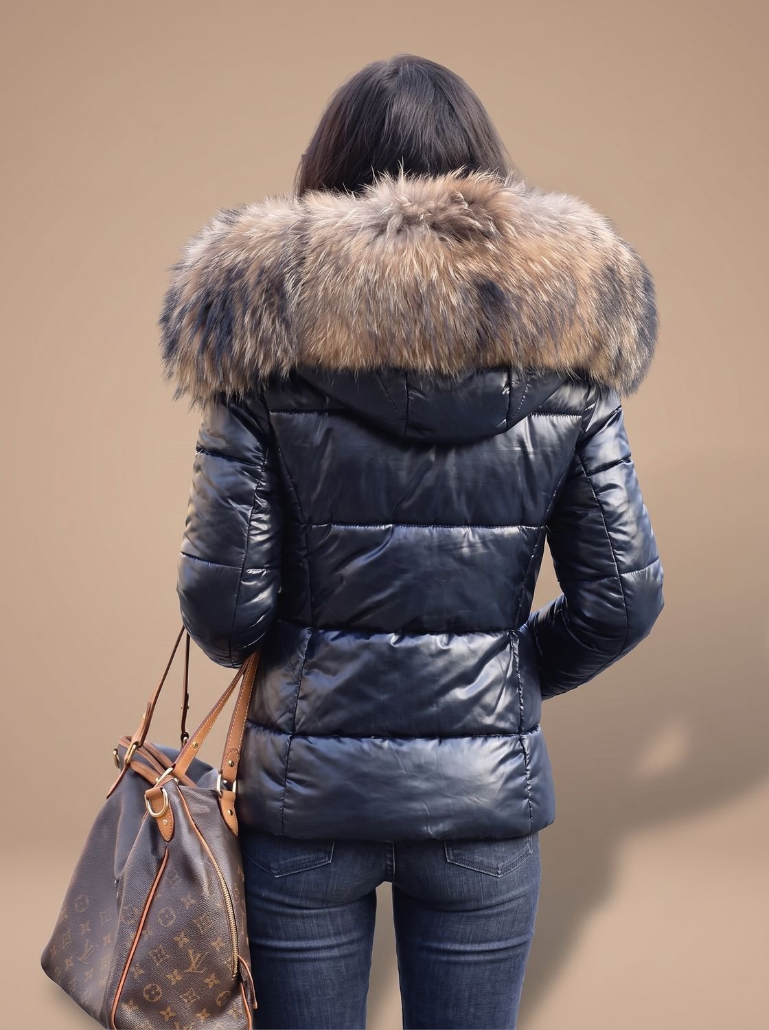 Abrigo de plumas con capucha combinado con look casual de invierno