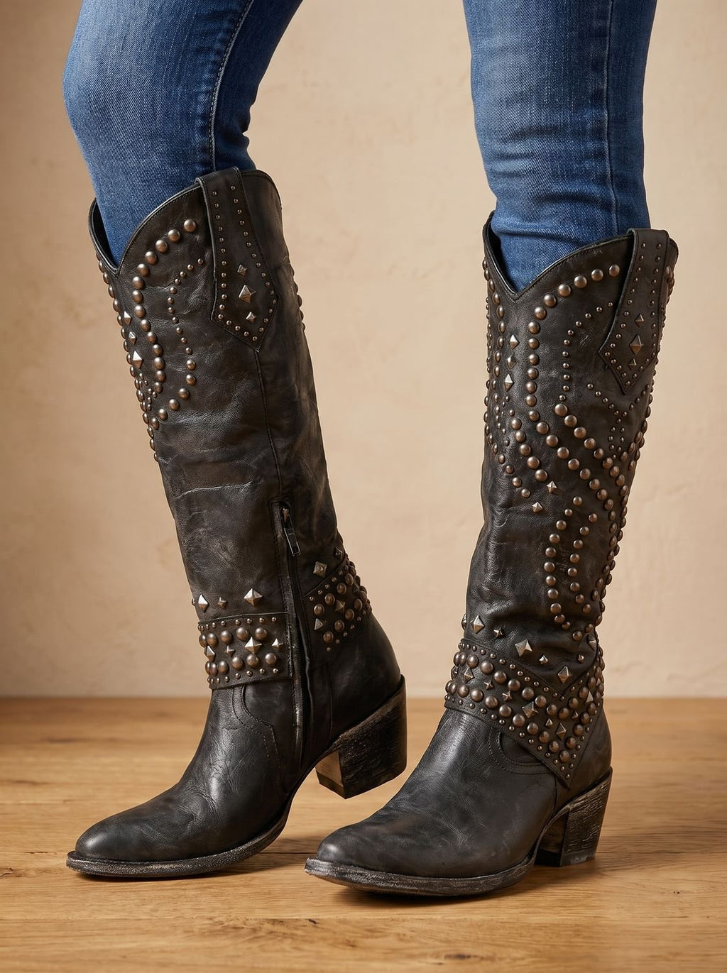 Botas camperas altas de mujer con tachuelas y punta fina, vista frontal completa