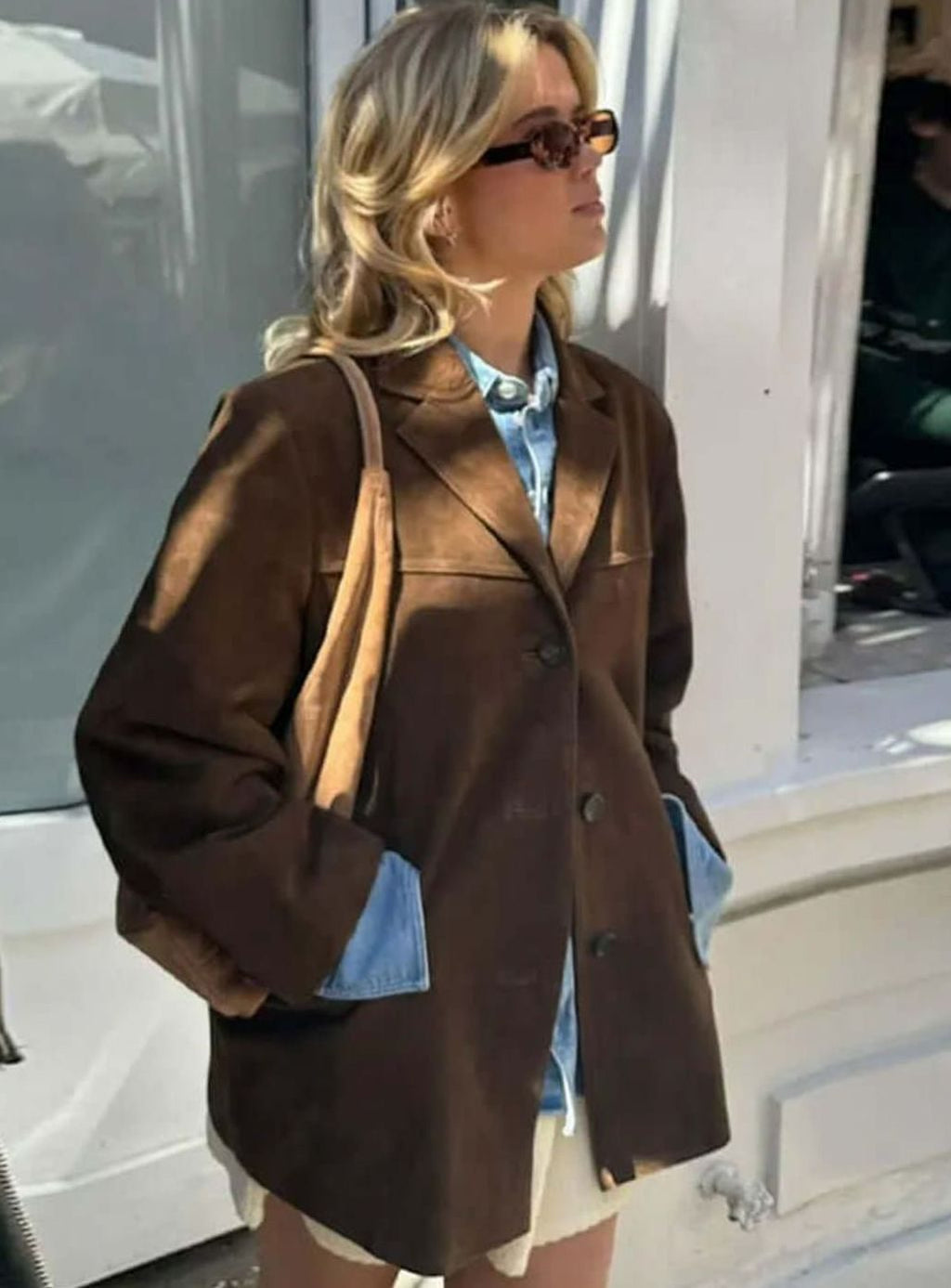 Blazer efecto ante combinado con cuello alto negro para un look de ciudad