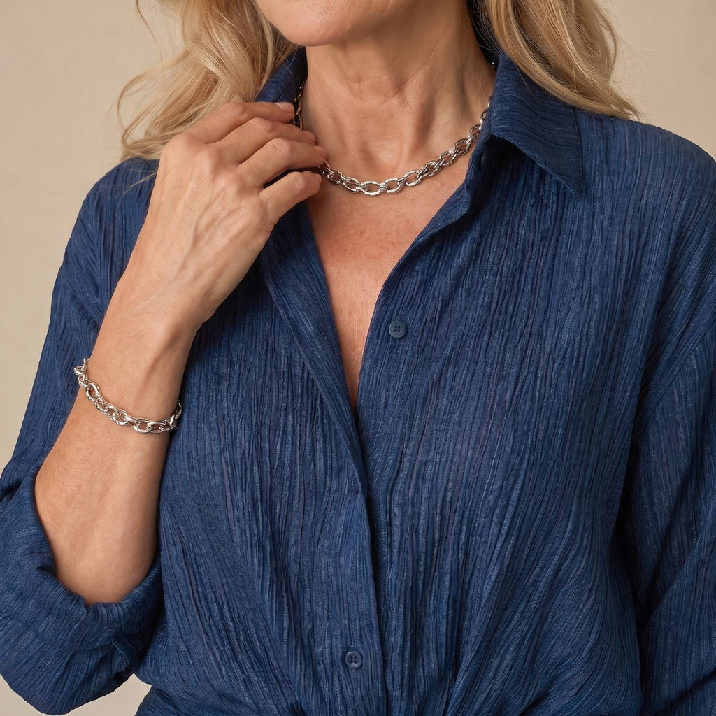 Detalle del cuello camisero y botones del vestido cruzado azul marino