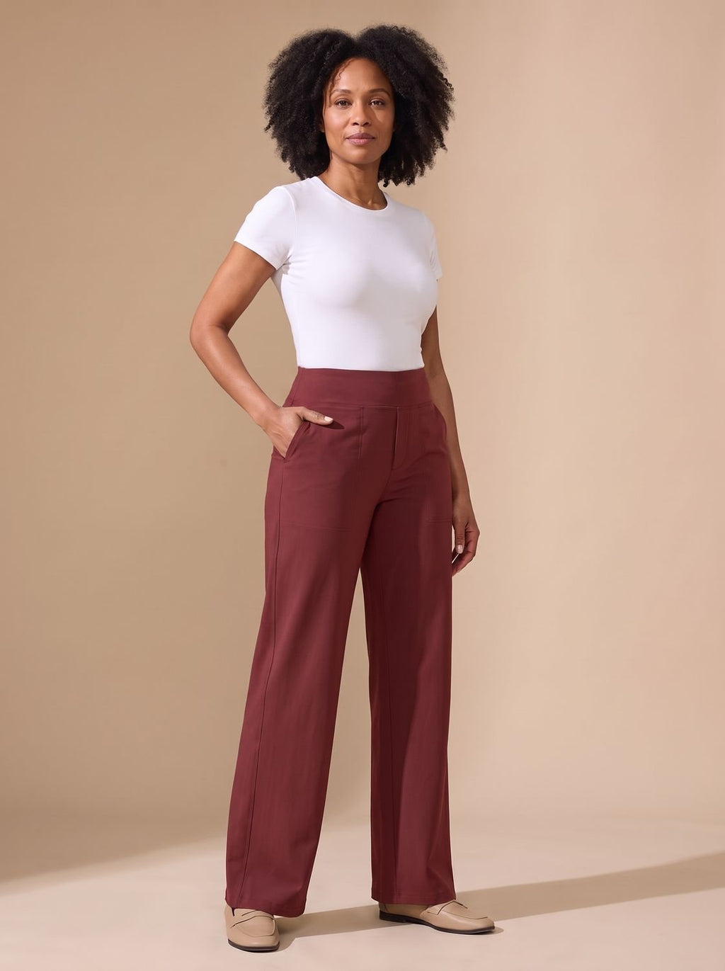 Pantalón TAMARINA combinado con zapatillas para un look informal