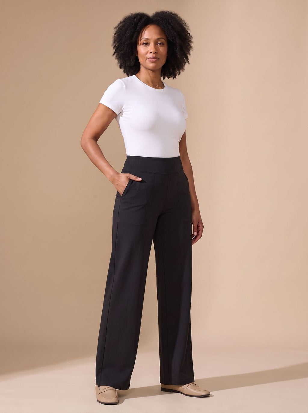 Pantalón TAMARINA en look de oficina con blusa remetida