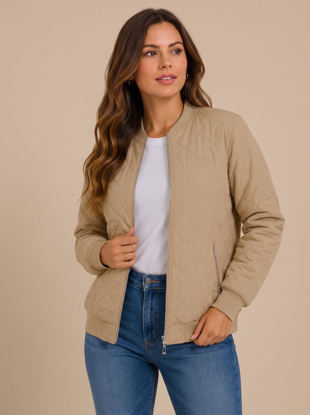 Detalle de costuras y acolchado de la cazadora bomber TAMVELA