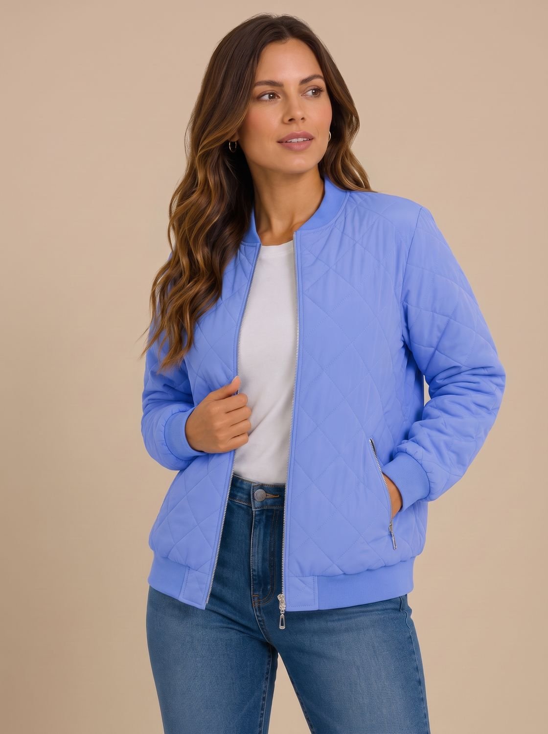 Cazadora bomber TAMVELA en color beige sobre fondo neutro