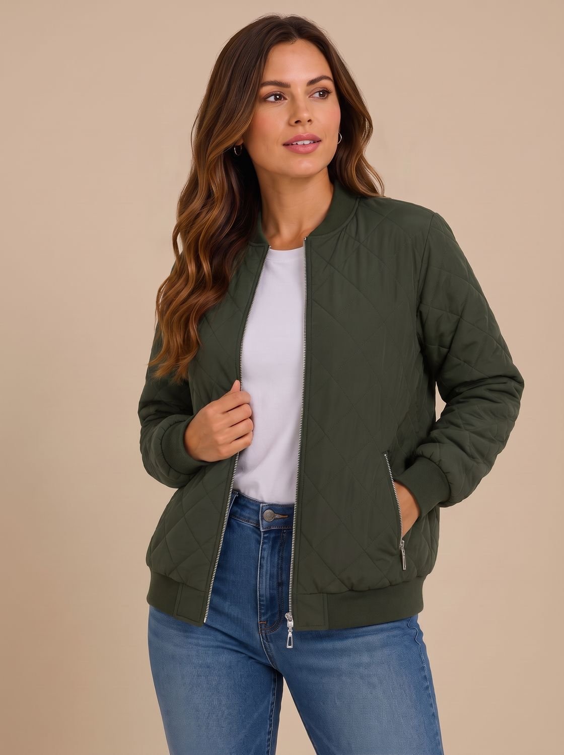 Cazadora bomber TAMVELA combinada con camiseta blanca y vaqueros