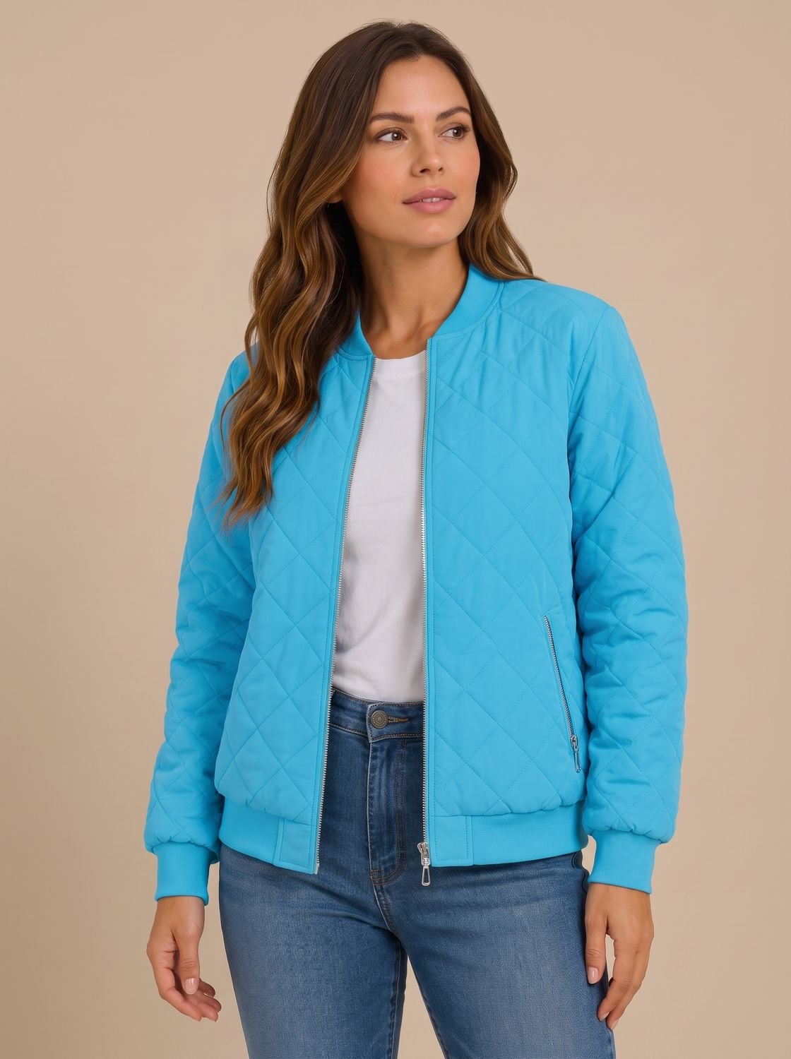 Mujer luciendo la cazadora bomber acolchada TAMVELA en look casual