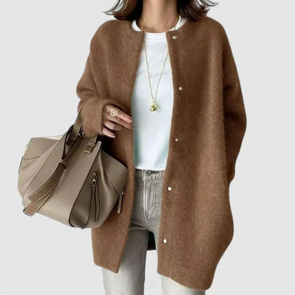 Cárdigan oversize abierto estilo duster sobre vestido de tirantes