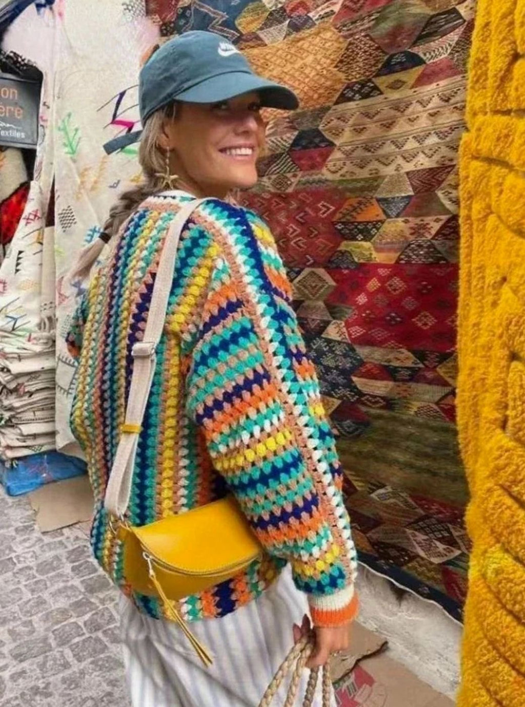 Detalle del punto tipo crochet de la chaqueta de rayas multicolor