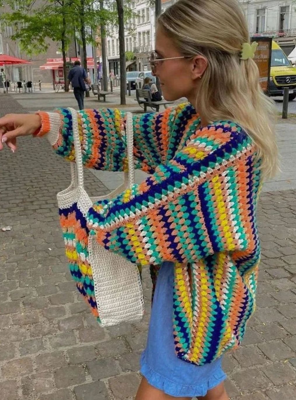 Mujer luciendo chaqueta oversize de punto con rayas de colores