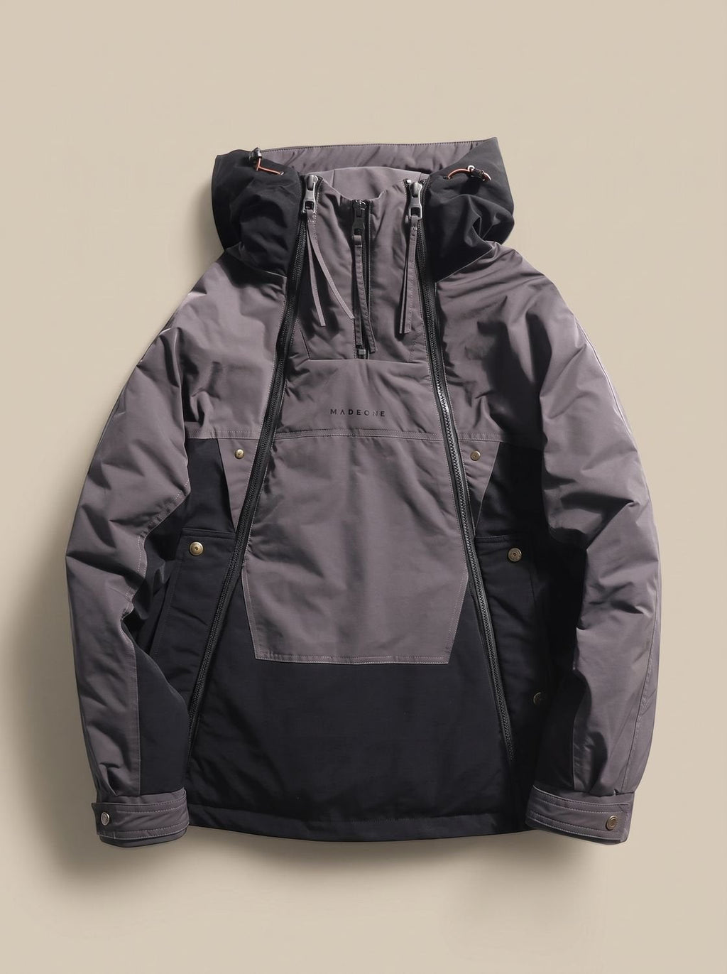 Detalle de la capucha fija y el acolchado de la anorak para hombre