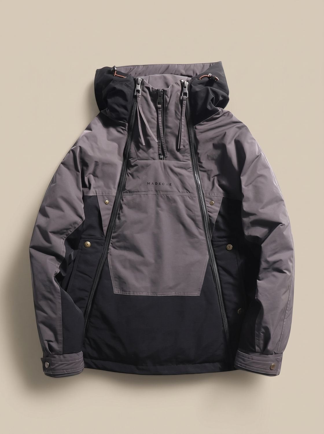 Detalle de la capucha fija y el acolchado de la anorak para hombre