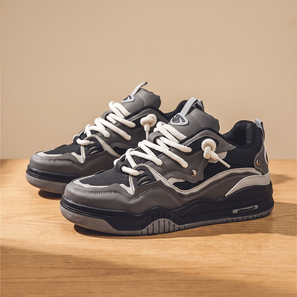 Zapatillas TARNOS para hombre en ambiente urbano de ciudad