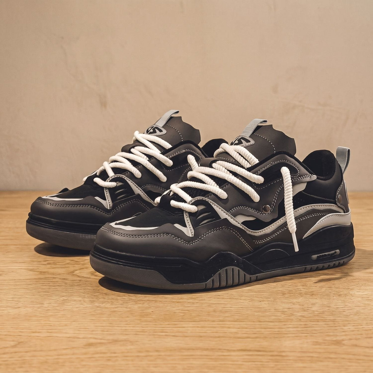 Vista lateral de zapatillas urbanas TARNOS con suela gruesa de goma