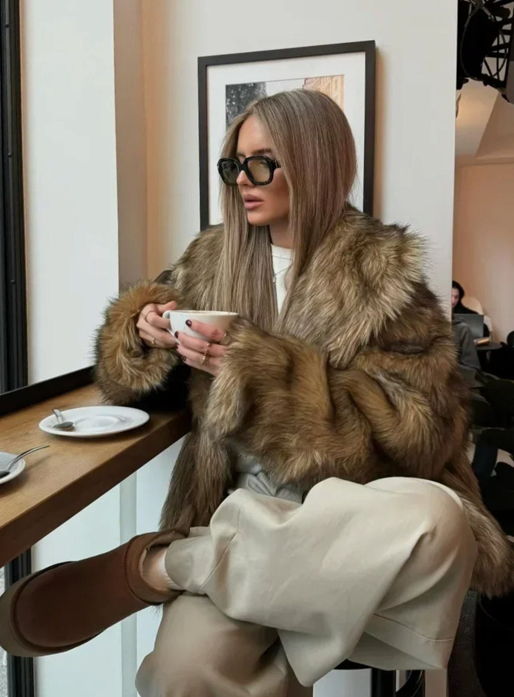 Abrigo marrón de pelo sintético como prenda de abrigo para eventos de invierno