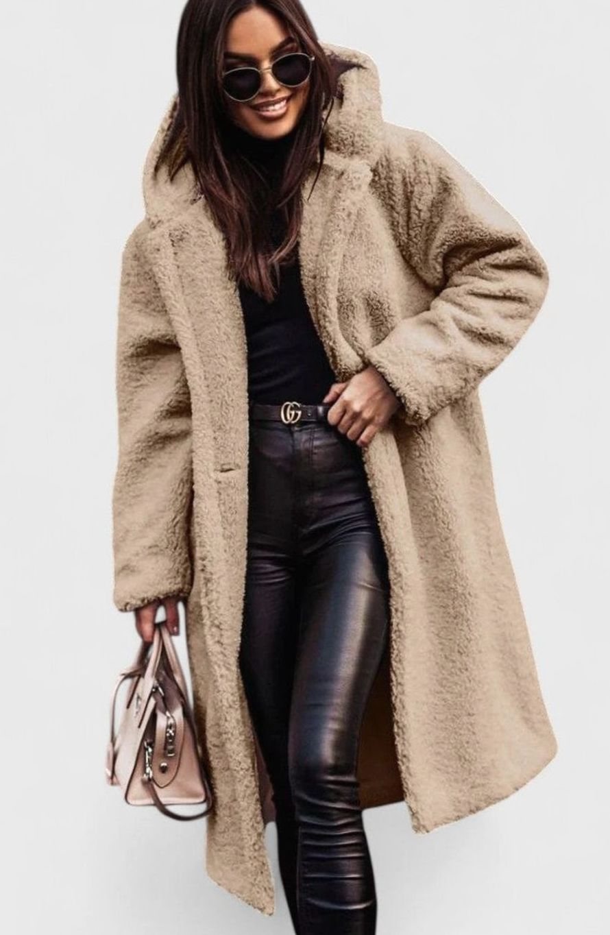 Mujer con abrigo largo oversize de pelo sintético estilo teddy en invierno