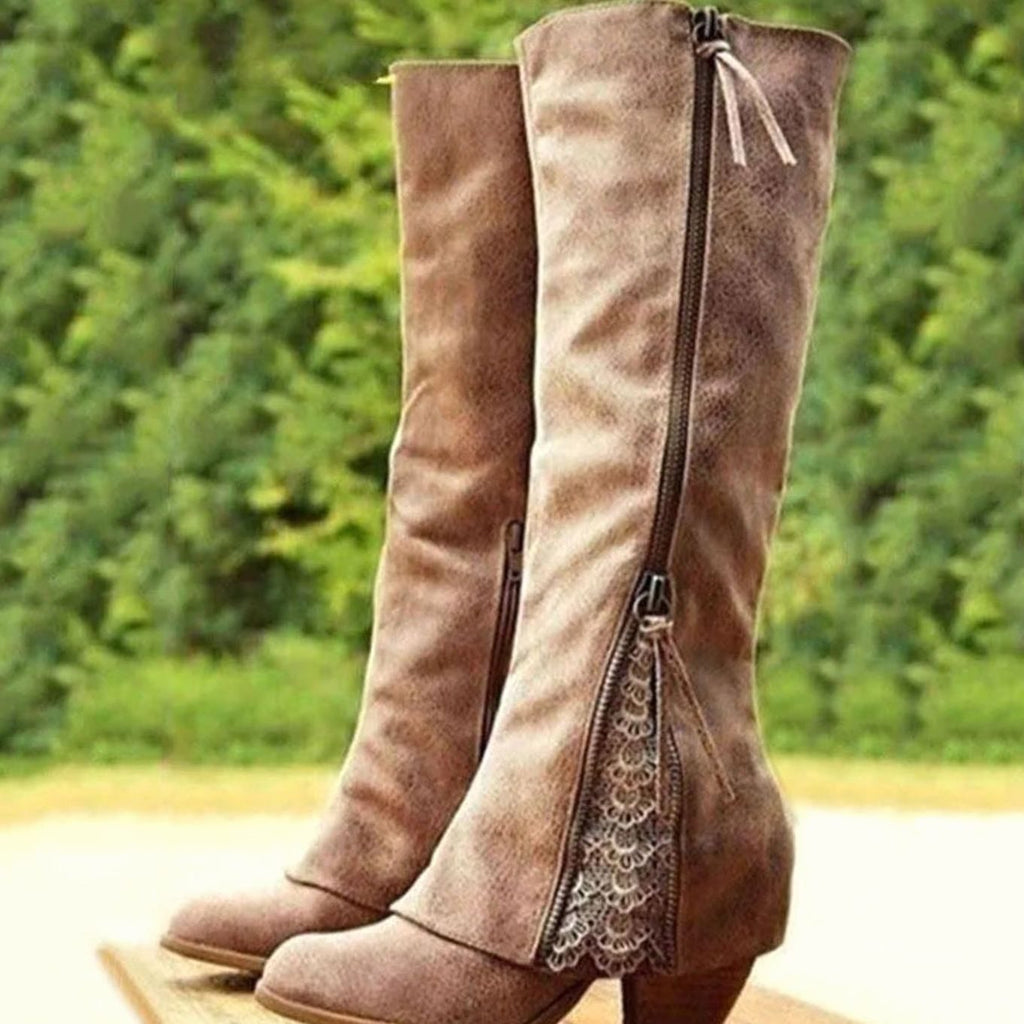 Botas altas de mujer con detalle de encaje y tacón grueso, vista frontal