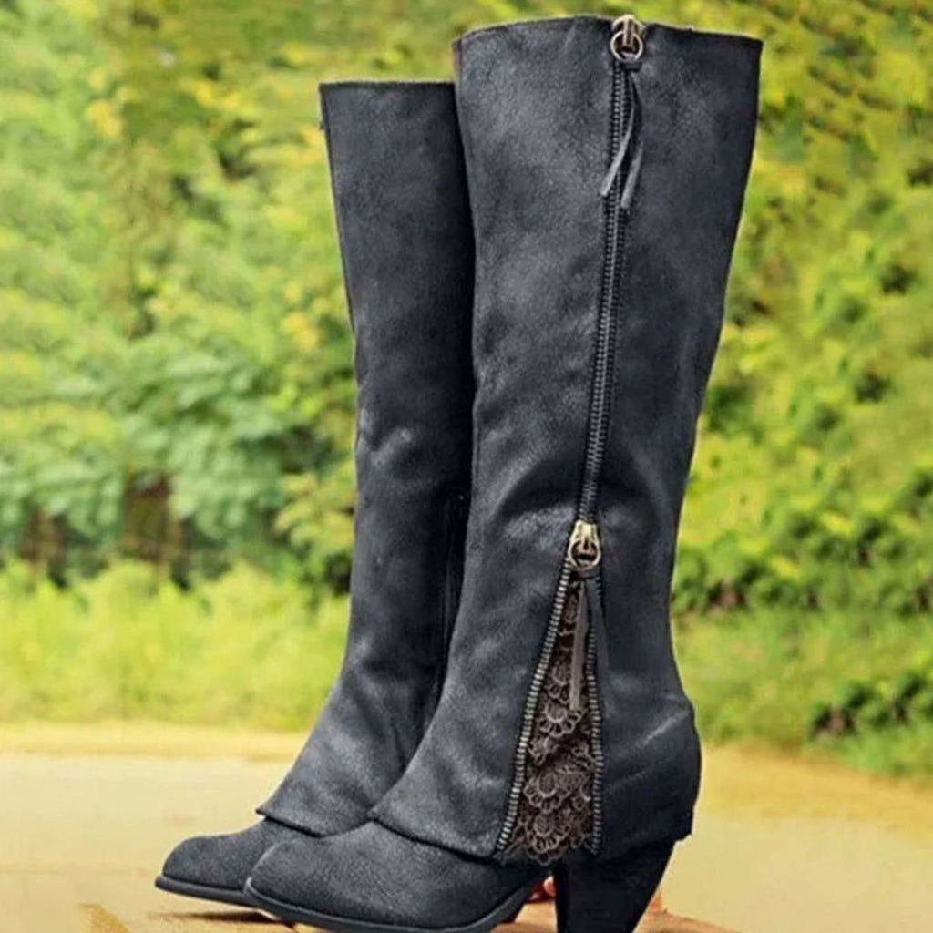 Detalle del encaje decorativo en la caña de las botas altas hasta la rodilla
