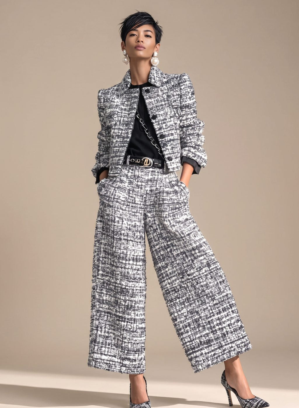 Mujer con conjunto Valentina de blazer y pantalón ancho de tweed en look de oficina