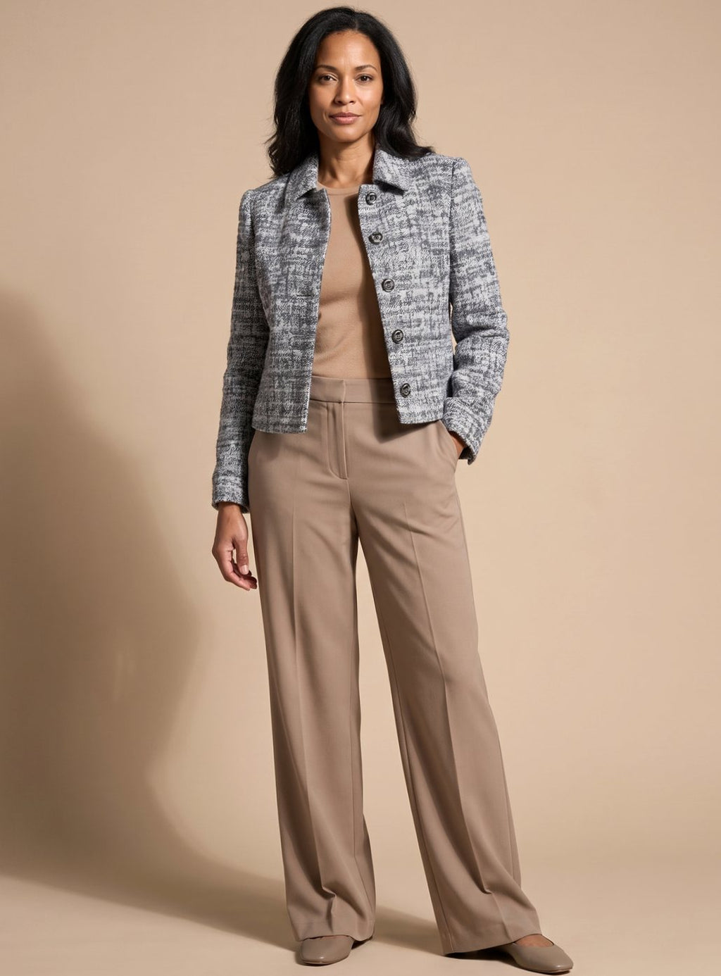 Detalle del tejido de tweed texturizado del conjunto Valentina de dos piezas