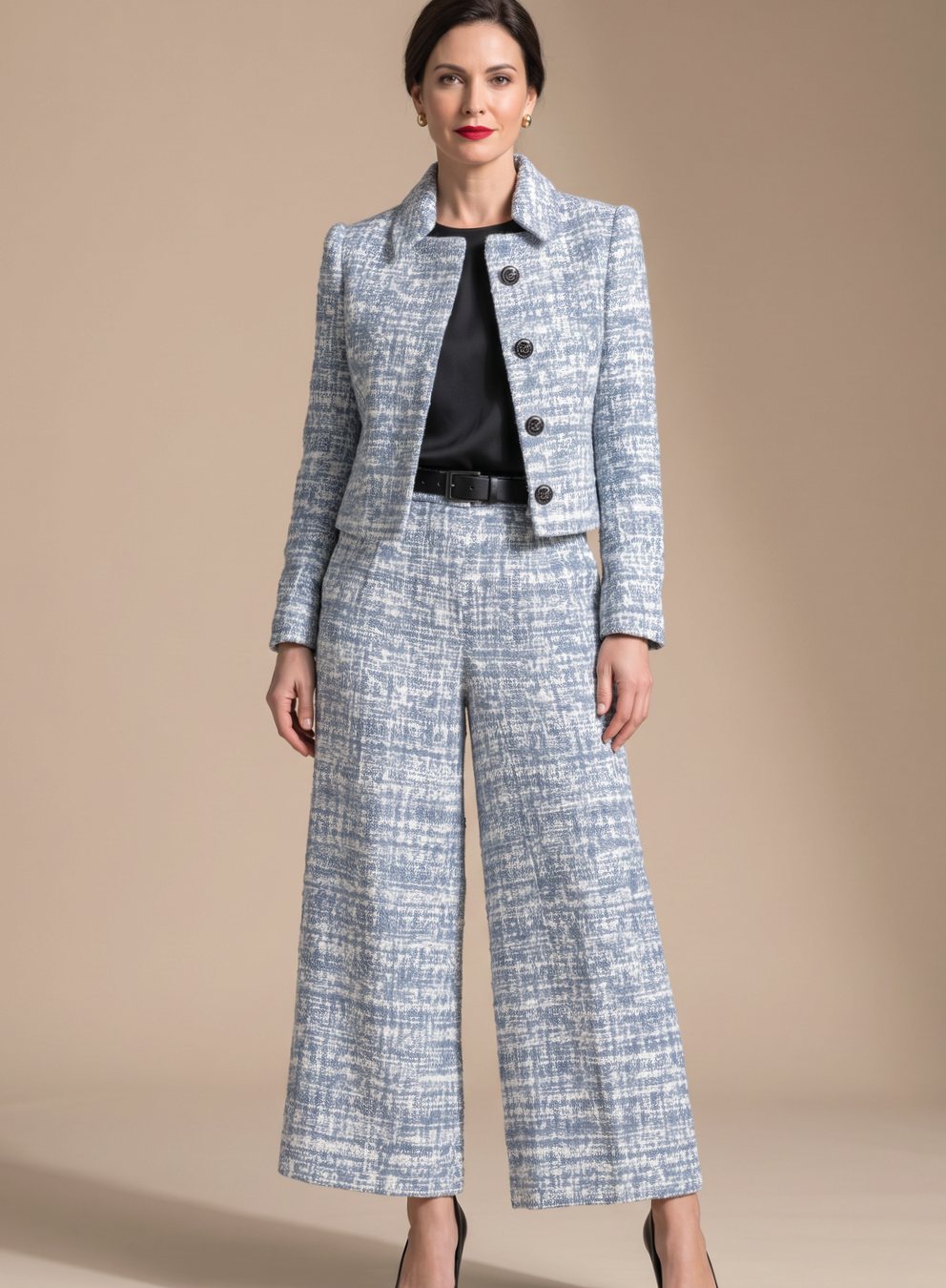 Conjunto Valentina de americana y pantalón ancho combinado con tacones para un look elegante