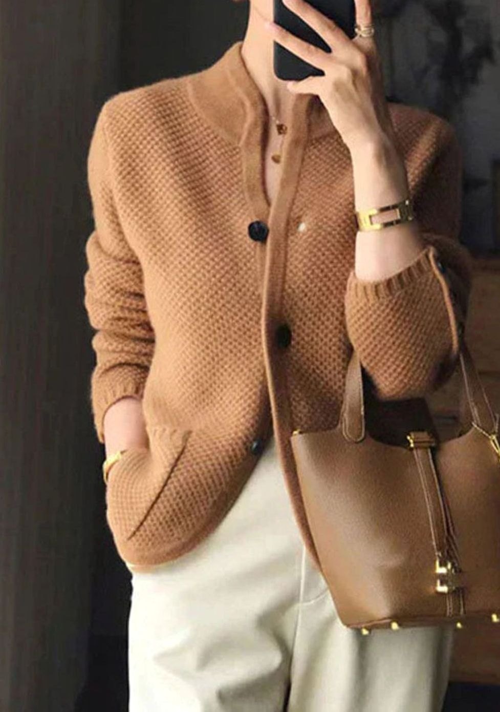 Mujer luciendo cárdigan de punto entallado en look casual