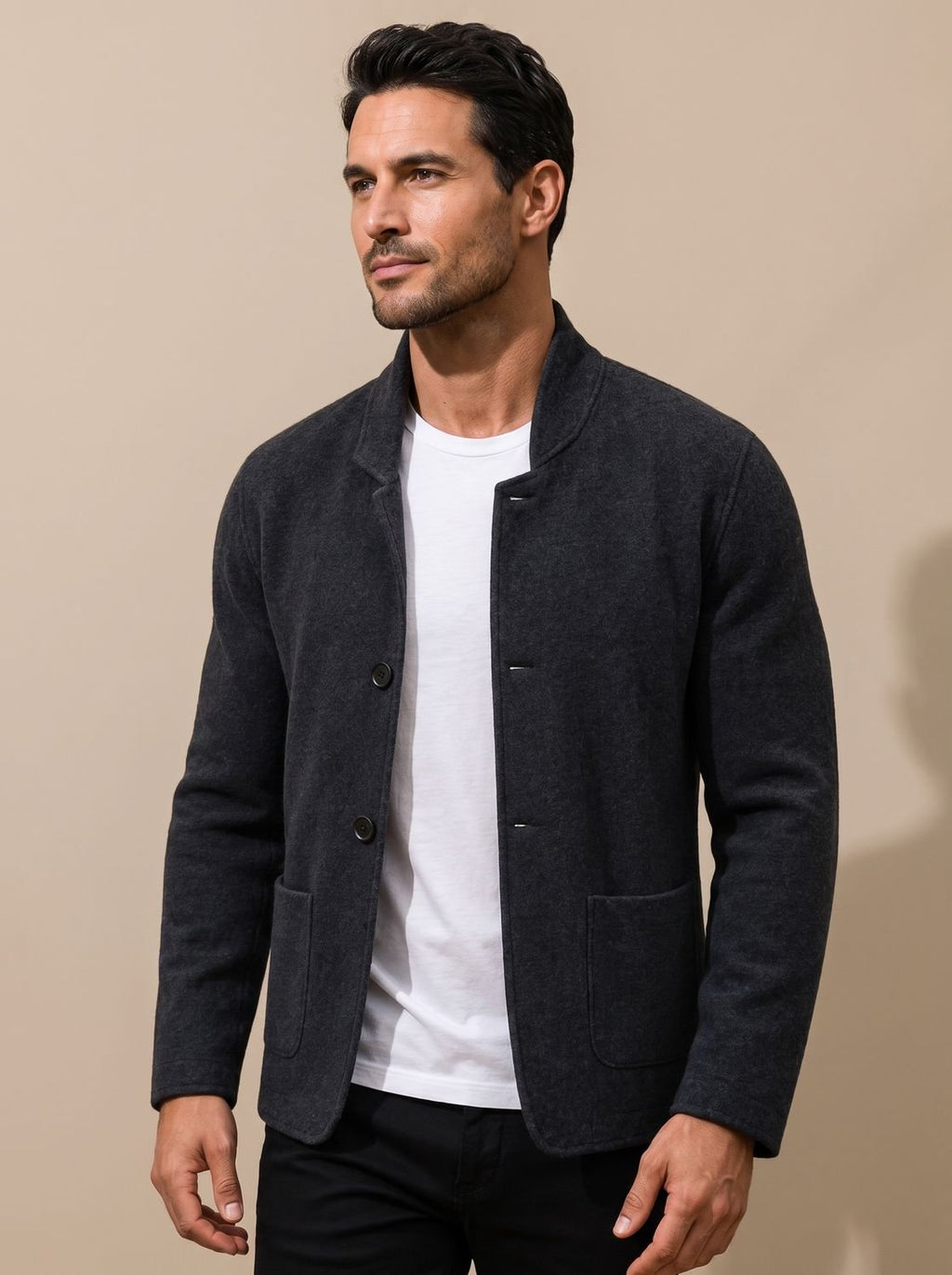 Hombre con cárdigan de punto slim fit y botones en tono oscuro