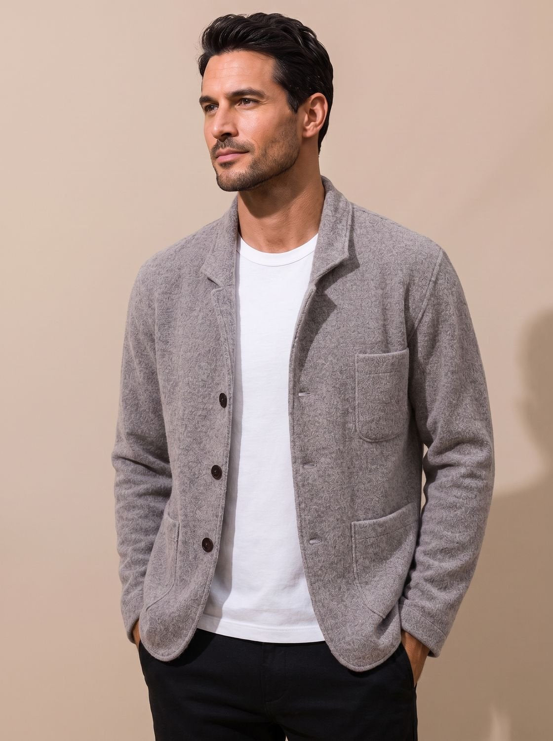 Detalle del cierre de botones del cárdigan slim fit para hombre