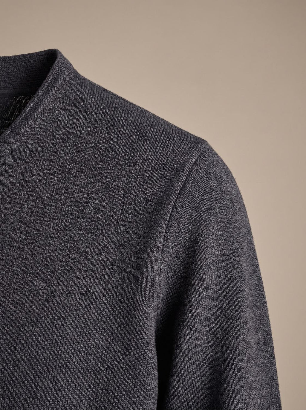 Textura y acabado del punto del cárdigan slim fit para hombre